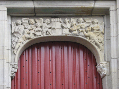 902991 Afbeelding van het reliëf boven de ingang voor de geestelijkheid van de Buurkerk (Museum Speelklok, Buurkerkhof) ...